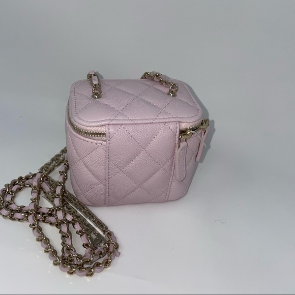 Sold Chanel 22P Light Pink mini vanity with CC interlock chain and Mirror - Picture 8 of 15